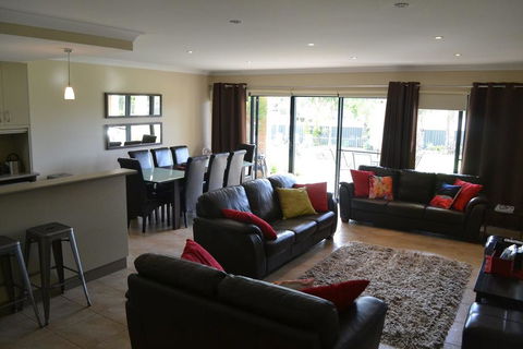 ELSINOR Townhouse 8 Mulwala - Accommodation QLD 2