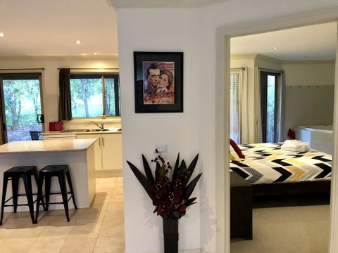Emerald Creek Cottages - Accommodation QLD 1
