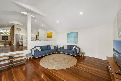 Emerald Seas Beach House - Accommodation QLD 1