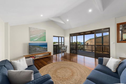 Emerald Seas Beach House - Accommodation QLD 0