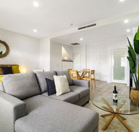 Enjoy bayside life at stylish studio close to city - Accommodation QLD
