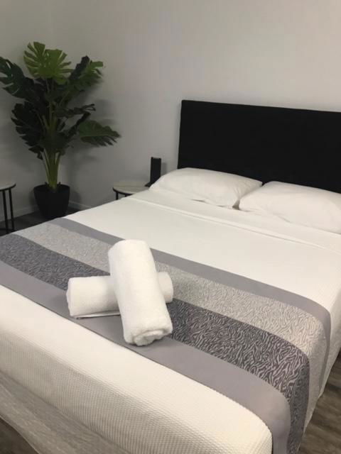 Escape On Lake - Accommodation QLD 2