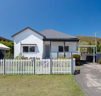 Escape to the Cottage 68 Tomaree Rd pet friendly and boat parking and WIFI - Accommodation QLD
