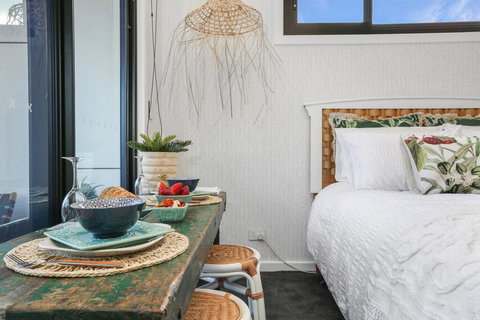 Eternity 141 - Room With Private Bathroom, Balcony Bed & Breakfast - Accommodation QLD 3