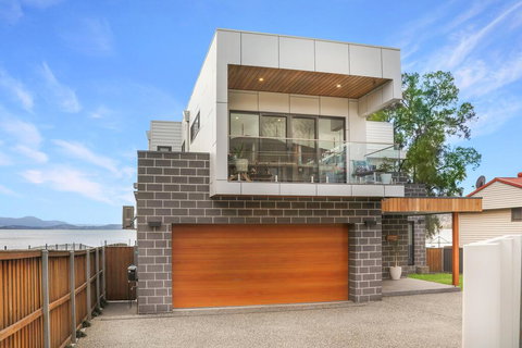 Eternity 141 - Room With Private Bathroom, Balcony Bed & Breakfast - Accommodation QLD 1