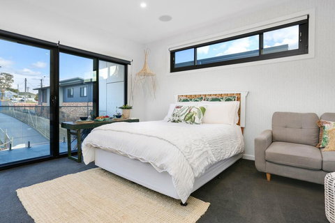 Eternity 141 - Room With Private Bathroom, Balcony Bed & Breakfast - Accommodation QLD 2