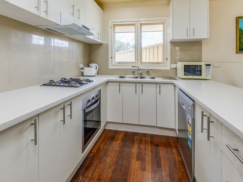 Exclusive Handy Holiday House - Accommodation QLD 2