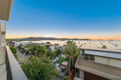Executive On Whisper Bay - Cannonvale - Accommodation QLD 2