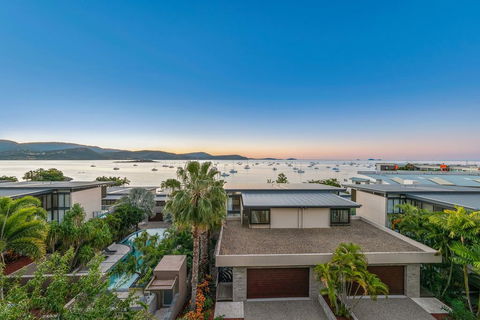 Executive On Whisper Bay - Cannonvale - Accommodation QLD 3
