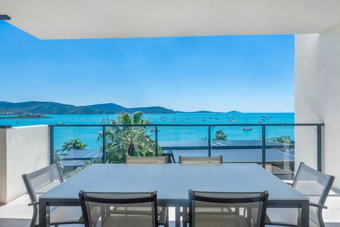 Executive On Whisper Bay - Cannonvale - Accommodation QLD 0