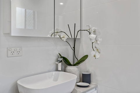 Fairlight Whispers - 10 Minutes From Manly - Accommodation QLD 2