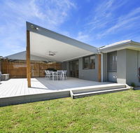 Fairway Views Pet Friendly house with WiFi AC Heating walk to beach - Accommodation QLD