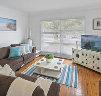 Family Beach House With Parking and Outdoor Dining - Accommodation QLD