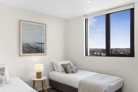 Family Unit With Parking, Balcony, Pool Near Beach - Accommodation QLD 2