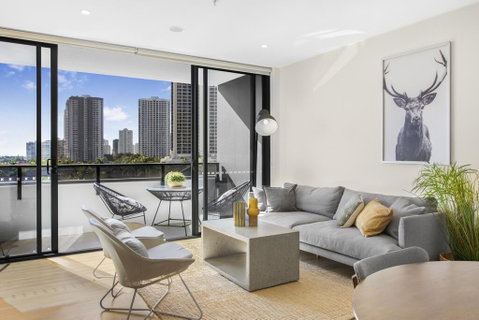 Family Unit With Parking, Balcony, Pool Near Beach - Accommodation QLD 3