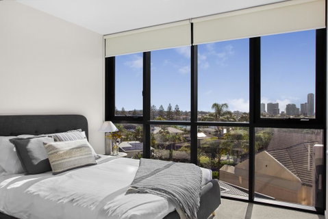 Family Unit With Parking, Balcony, Pool Near Beach - Accommodation QLD 1