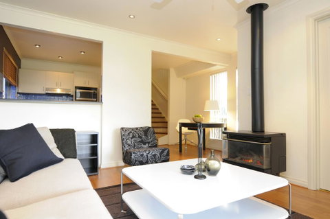 Feathers Serviced Townhouse - Accommodation QLD 1
