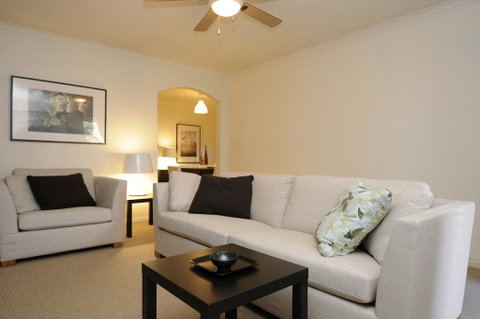 Feathers Serviced Townhouse - Accommodation QLD 3