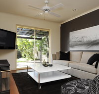 Feathers Serviced Townhouse - Accommodation QLD