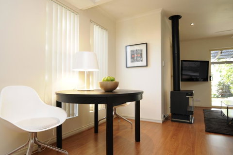 Feathers Serviced Townhouse - Accommodation QLD 2
