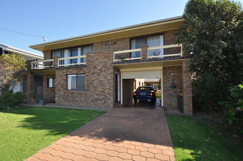 Flat 1/15 Dalmeny Drive - Accommodation QLD 0