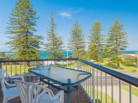 Flinders Lodge - Fantastic Views, Opposite Main Beach - Accommodation QLD 0