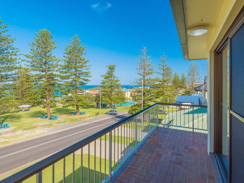Flinders Lodge - Fantastic Views, Opposite Main Beach - Accommodation QLD 3