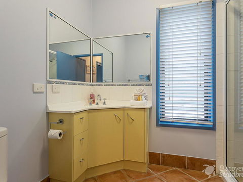 Flipper Beach House - Accommodation QLD 1