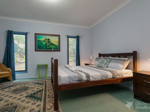 Flipper Beach House - Accommodation QLD 2