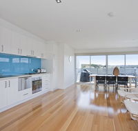 Four Kings Apartment - Deluxe 2br 3 - Accommodation QLD