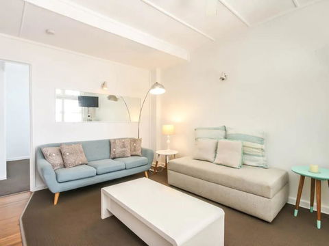 Funky 1 Bedroom Beach Pad By The Beach - Accommodation QLD 0