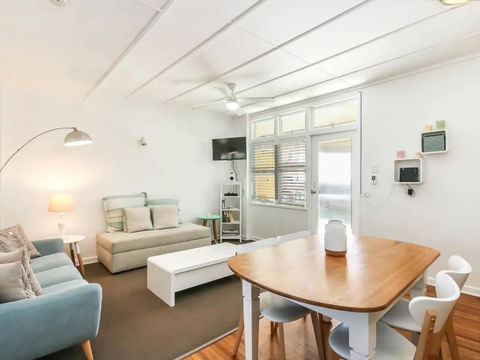Funky 1 Bedroom Beach Pad By The Beach - Accommodation QLD 2