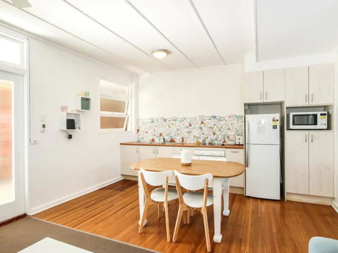 Funky 1 Bedroom Beach Pad By The Beach - Accommodation QLD 3