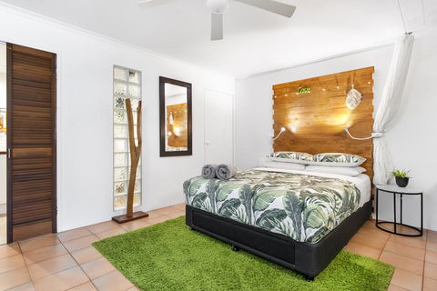Funky, Central Studio - Accommodation QLD 0