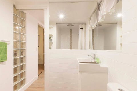 Funky, Central Studio - Accommodation QLD 3