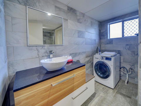 GCHM Beachside Getaway With Netflix & Wi-Fi - Accommodation QLD 3