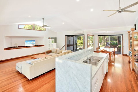 Gecko's Rest - Rainbow Shores, Executive Beach House, Pet Friendly, Pool, Wi-fi - Accommodation QLD 3