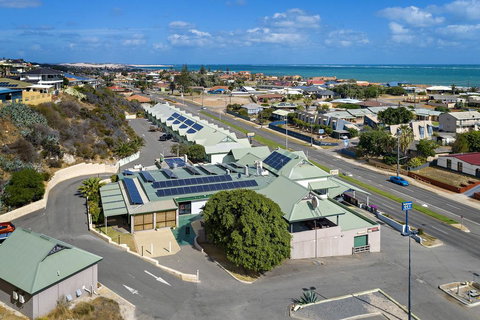 Geraldton Motor Inn - Accommodation QLD 2