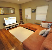 Glebe Self-Contained Modern One-Bedroom Apartment 47ROS - Accommodation QLD