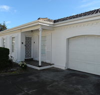 Glenelg Holiday Apartments-Colonial Square - Accommodation QLD