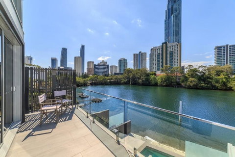 Gold Coast Private Homes - Waterfront Villas, Paradise Island - Accommodation QLD 0