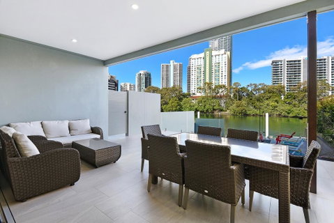 Gold Coast Private Homes - Waterfront Villas, Paradise Island - Accommodation QLD 1