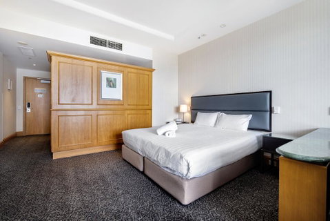Gold Tower Private Deluxe King Room - Accommodation QLD 2