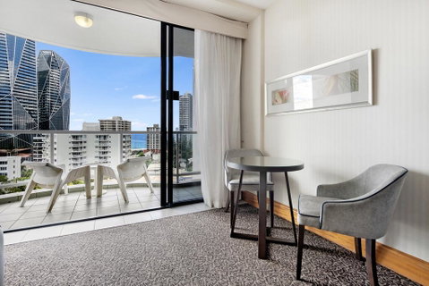 Gold Tower Private Deluxe King Room - Accommodation QLD 3