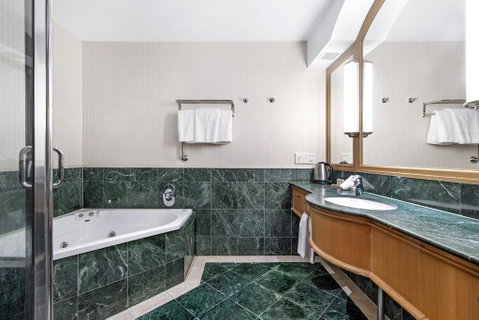 Gold Tower Private Hotel Suite With Ocean Views - Accommodation QLD 2