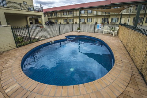 Golden Guitar Motor Inn - Accommodation QLD 3