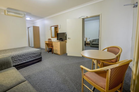 Golden Guitar Motor Inn - Accommodation QLD 0
