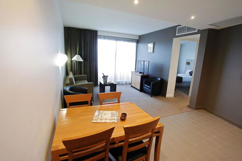 Golden Pebble Hotel - Accommodation QLD 3