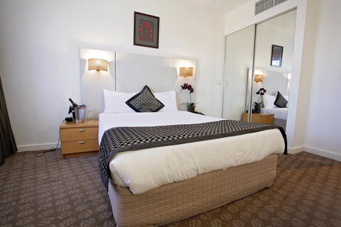 Golden Pebble Hotel - Accommodation QLD 1