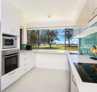 Golden Shores Unit 1 21 Landsborough Parade - Accommodation QLD